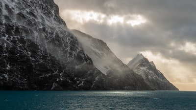 山和海洋
